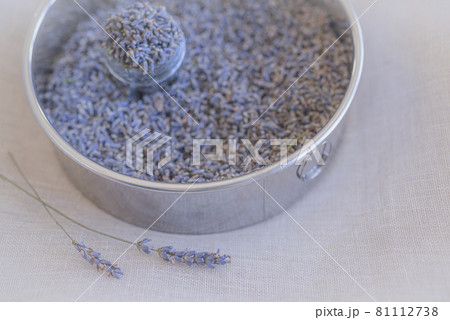 収穫したばかりのラベンダーポプリ、瓶に入れたドライラベンダー、ポプリ、 81112738