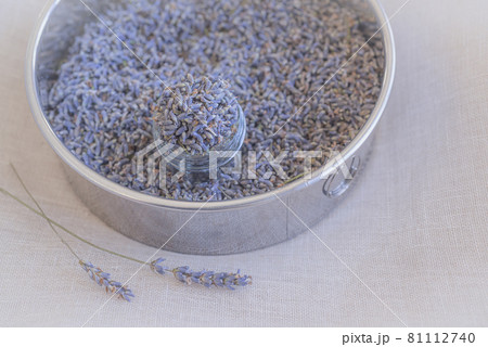 収穫したばかりのラベンダーポプリ、瓶に入れたドライラベンダー、ポプリ、 81112740
