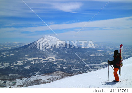 北海道　頂上から羊蹄山を見る 81112761