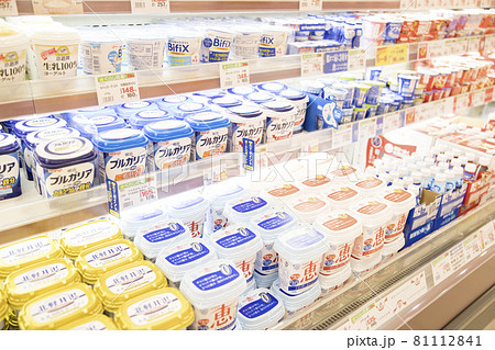 スーパーのヨーグルト売り場イメージ 81112841