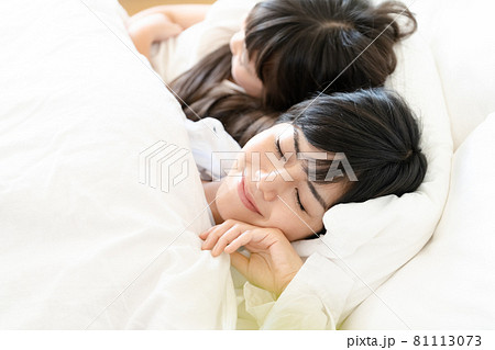 ベッドで目覚める母と子 81113073