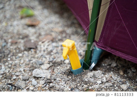 テント設営時のプラスチックペグの様子 テント設営時のプラスチックペグの様子 81113333
