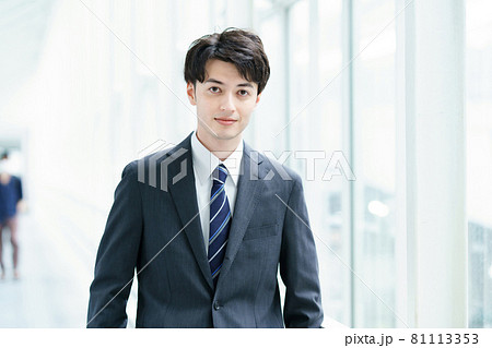 クールな表情の若手のビジネスパーソン  81113353