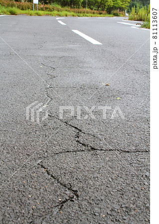 道路のアスファルトのひび割れ 81113607