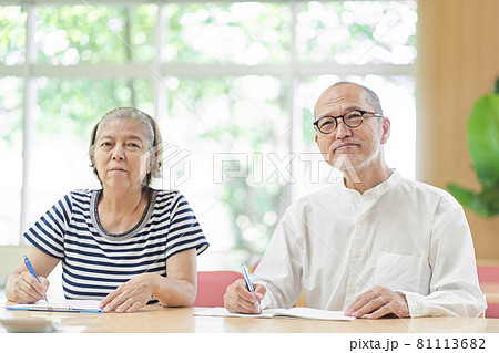相続セミナーに参加する高齢者の夫婦 相続セミナーに参加する高齢者の夫婦 81113682