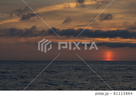 海に沈んだ太陽と夕空　2 81113864