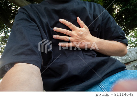 心臓を押さえる男性 81114048
