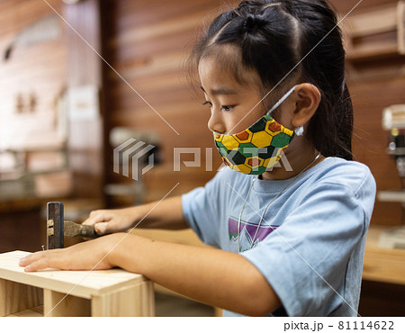 木工作りを楽しむ小学生女子 81114622