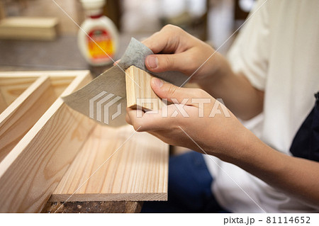 木工作りを楽しむ小学生男子の手元 木工作りを楽しむ小学生男子の手元 81114652
