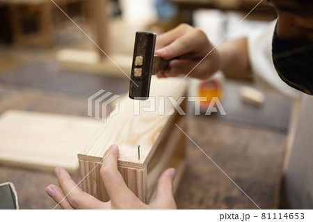 木工作りを楽しむ小学生男子の手元 木工作りを楽しむ小学生男子の手元 81114653