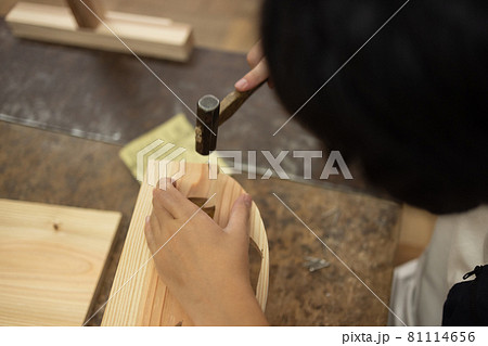 木工作りを楽しむ小学生男子の手元 81114656