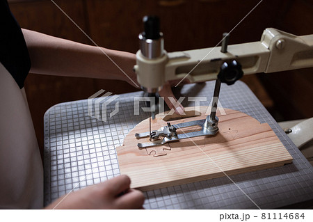 木工作りを楽しむ小学生男子の手元 81114684