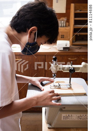 木工作りを楽しむ小学生男子の手元 木工作りを楽しむ小学生男子の手元 81114686