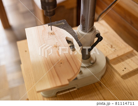 木工作りを楽しむ小学生男子の手元 木工作りを楽しむ小学生男子の手元 81114711
