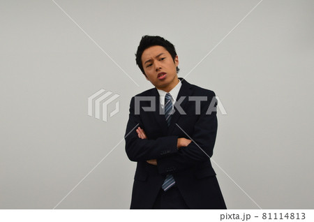 腕を組んで不満顔の男性 腕を組んで不満顔の男性 81114813