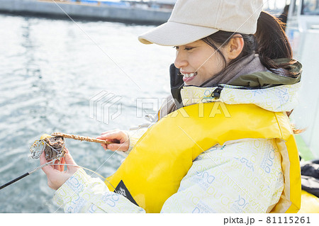 釣りを楽しむ若い女性 81115261