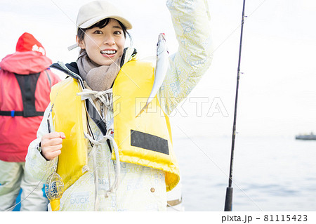 アジを釣ったかわいい女性 アジを釣ったかわいい女性 81115423