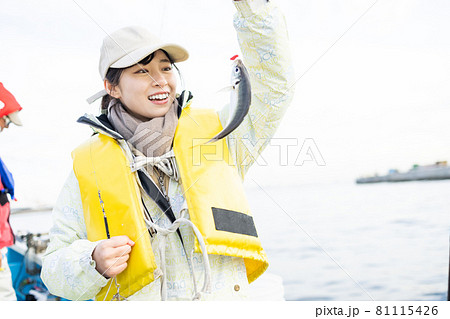 アジを釣ったかわいい女性 81115426