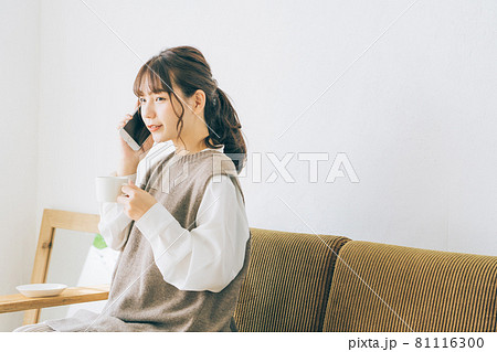 電話をする若い女性 81116300