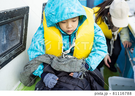 船酔いする男の子 81116788