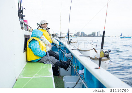 ファミリーフィッシングを楽しむ家族 81116790