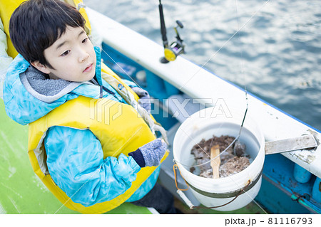 ファミリーフィッシングを楽しむ家族 81116793