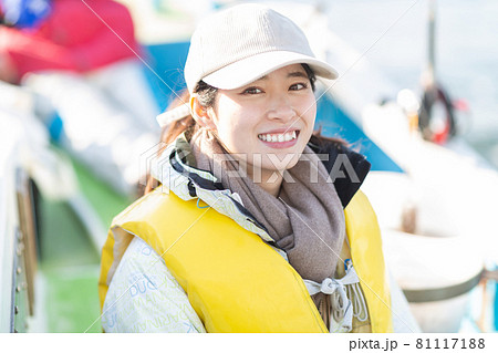 釣りを楽しむかわいい女性 釣りを楽しむかわいい女性 81117188