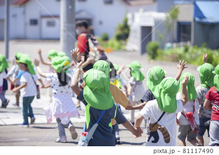 歩道を歩く園児たち 歩道を歩く園児たち 81117490