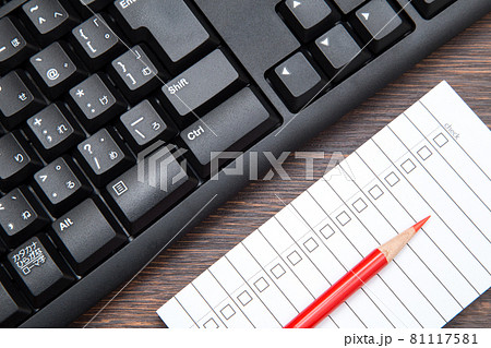 キーボードとチェックリスト to do list キーボードとチェックリスト to do list 81117581