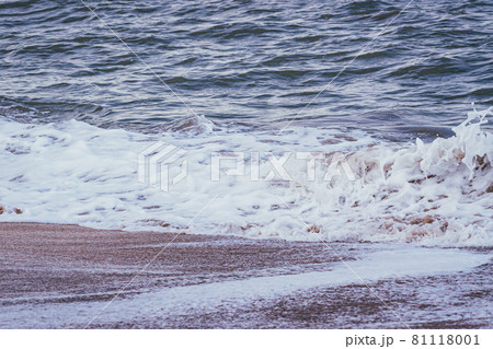 海岸に打ち付ける波しぶき 海岸に打ち付ける波しぶき 81118001