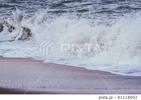 海岸に打ち付ける波しぶきの写真素材 81118002 Pixta