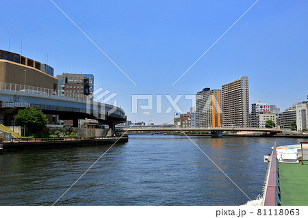 東京　隅田川　水上バスからの眺め　新大橋 81118063