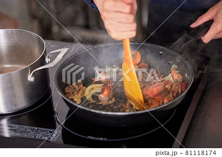 アメリケーヌソースを作る若い男性の手 料理男子イメージ アメリケーヌソースを作る若い男性の手 料理男子イメージ 81118174