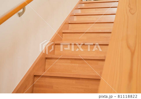 階段イメージ　手摺り　新築 81118822