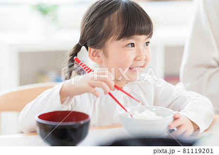 ご飯を食べる女の子 81119201