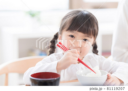 ご飯を食べる女の子 81119207