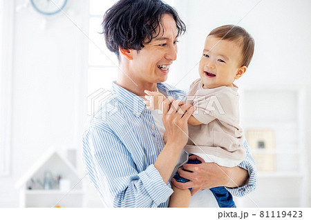 家族　お父さんと赤ちゃん 81119423