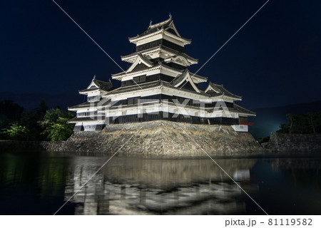 初めて見る国宝松本城はライトに照らされ感動と共に私に迫ってきた。 81119582