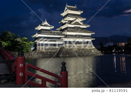 初めて見る国宝松本城はライトに照らされ感動と共に私に迫ってきた。 81119591