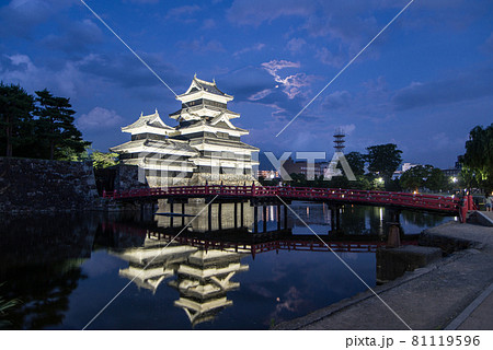 初めて見る国宝松本城はライトに照らされ感動と共に私に迫ってきた。 81119596