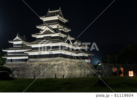 初めて見る国宝松本城はライトに照らされ感動と共に私に迫ってきた。 81119604