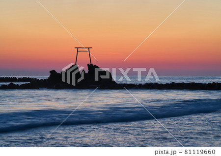 《鳥取県》明け方、ハワイ海水浴場から見る風景 81119660