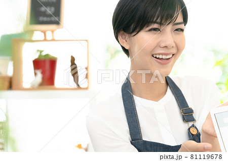 会計をするショップ店員の女性 81119678