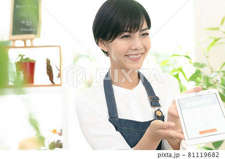 会計をするショップ店員の女性 81119682