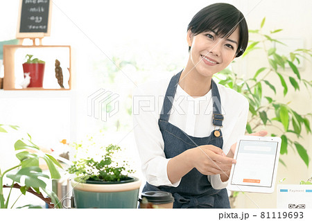 会計をするショップ店員の女性 81119693