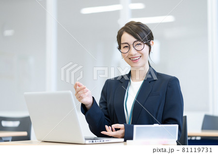 テレビ電話をする若い眼鏡美人 撮影協力:中央工学校付属日本語学校 テレビ電話をする若い眼鏡美人 撮影協力:中央工学校付属日本語学校 81119731