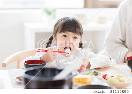 ご飯を食べる女の子 81119899