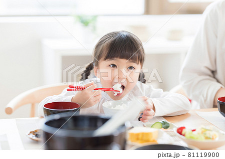 ご飯を食べる女の子 81119900