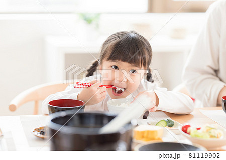 ご飯を食べる女の子 81119902