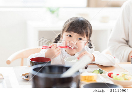 ご飯を食べる女の子 81119904